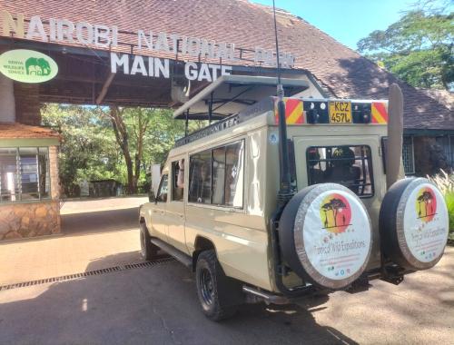 Safari Landcruiser in Nairobi National Park